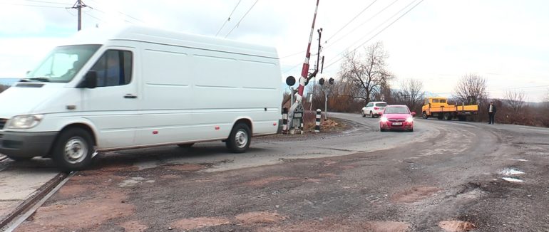 На Закарпатті автобус із людьми опинився під колесами поїзда