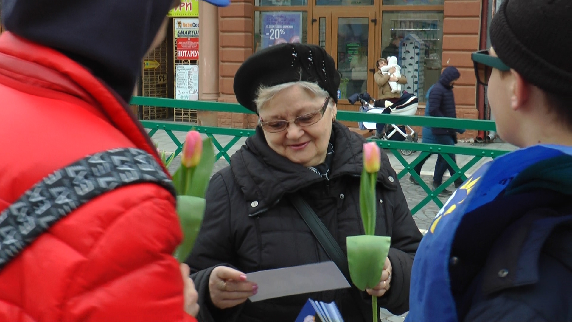 В Ужгороді з нагоди 8 Березня на вулицях дарували квіти жінкам