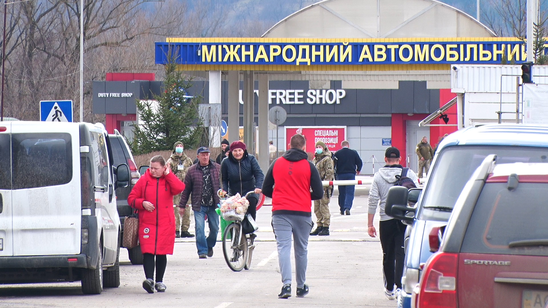 Паніки немає, але маски розкупили: як заробітчанське село готується до приїзду земляків