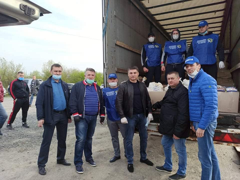 Великодня благодійність: закарпатці отримали допомогу від Віктора Медведчука та Оксани Марченко