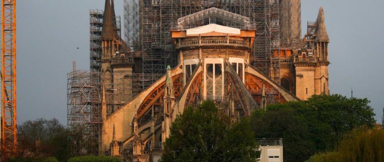 Рік після пожежі: відновлення собору Нотр-Дам-де-Парі затягується через коронавірус