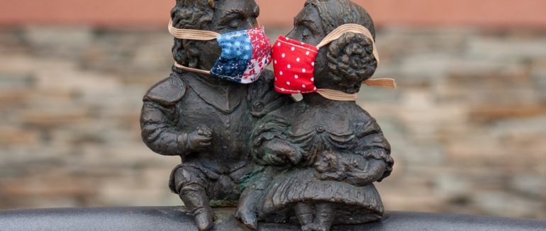 Масковий режим для міні-скульптур: ужгородський фотограф розповів про свій унікальний фотопроект