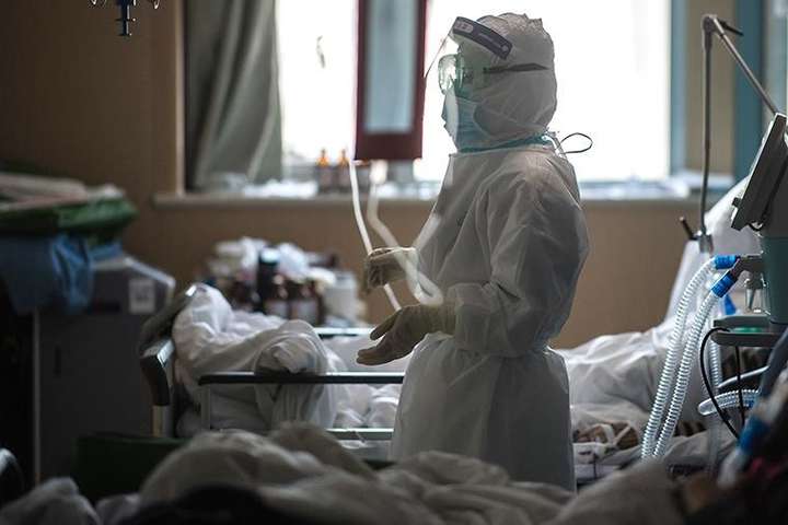 У світі рекордна кількість нових хворих на коронавірус за добу
