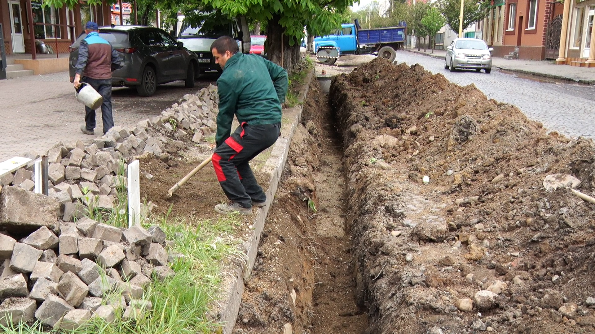 В Іршаві відновлюють дороги в центрі міста