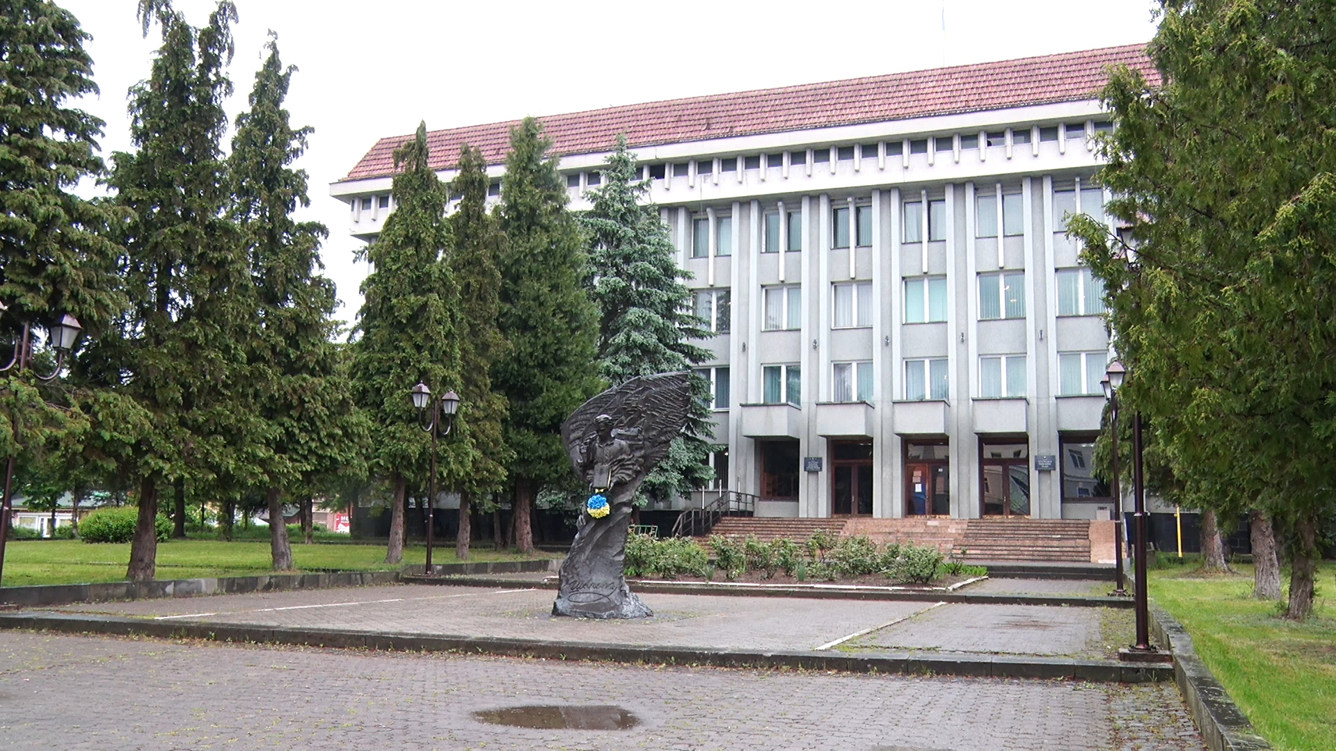 Скандальна ухвала уряду: у Хусті зібралися на позачергову сесію райради