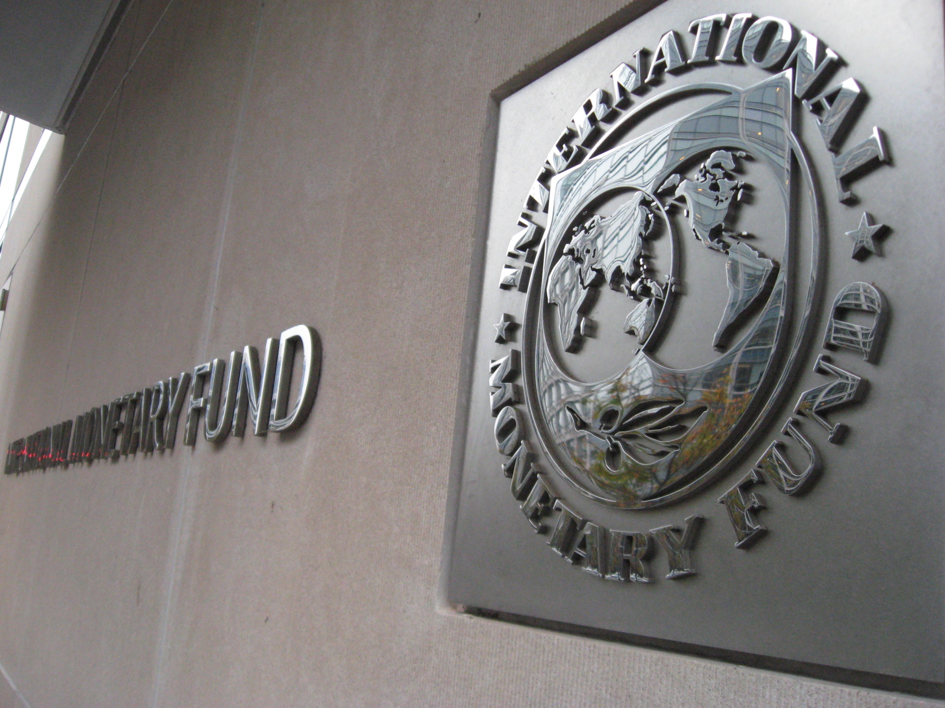Підвищення пенсійного віку і тарифів: подробиці про новий транш МВФ для України