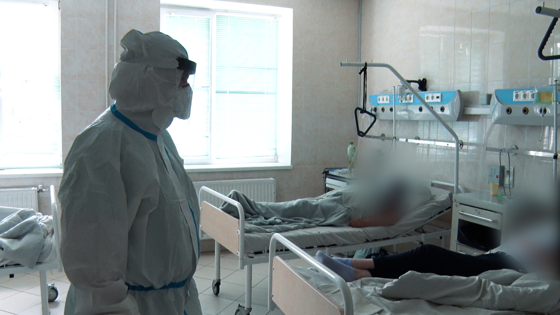 Передова боротьби з COVID-19: команда “Першого Кабельного” провела один день в обласній клінічній лікарні ім. Андрія Новака