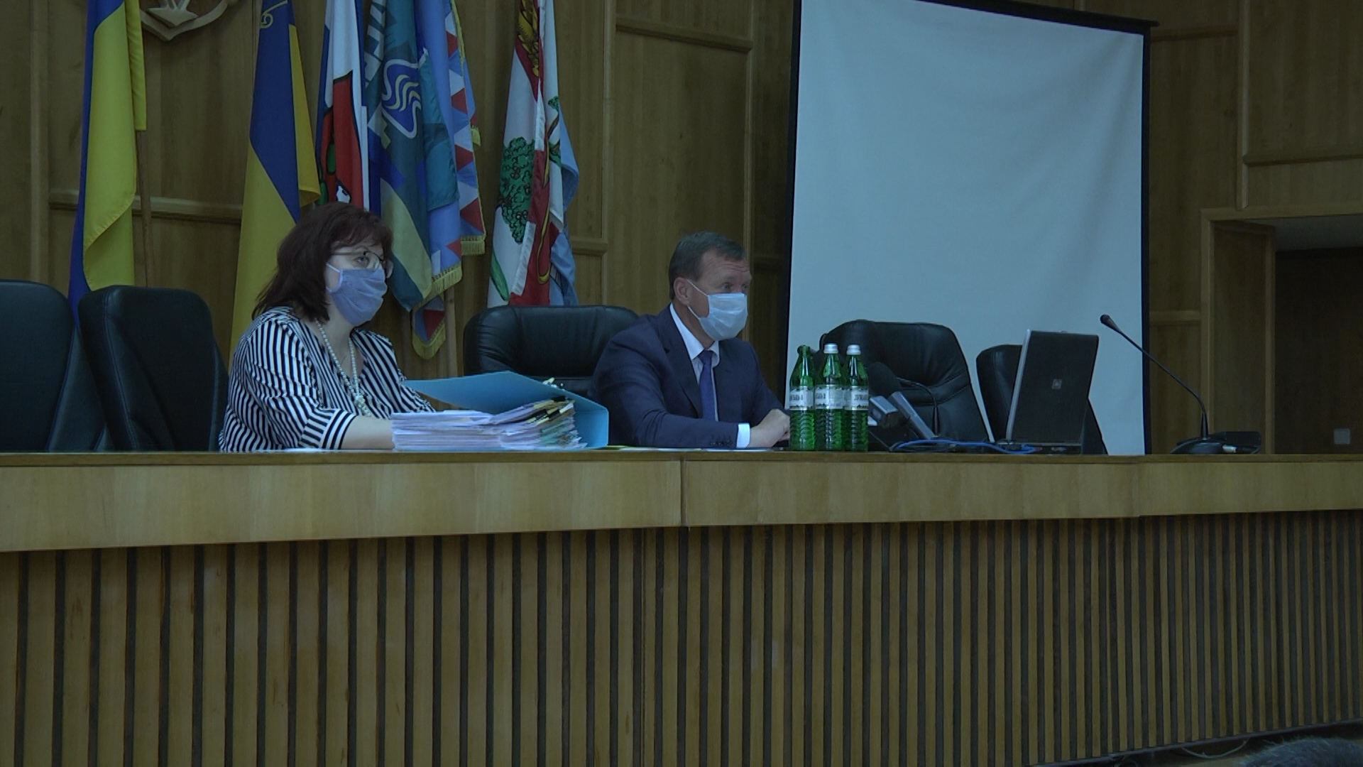 Платне паркування та нові автобуси : деталі сесії Ужгородської міської ради