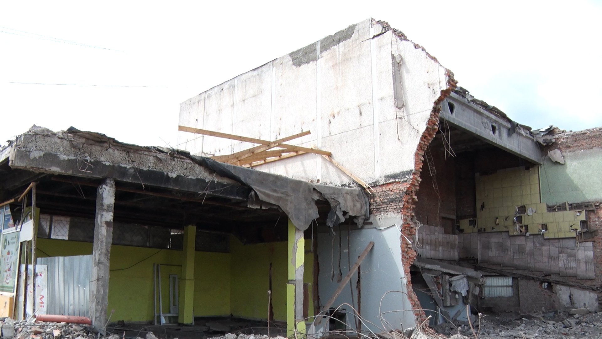 У Виноградові демонтують аварійну будівлю кінотеатру «Промінь»
