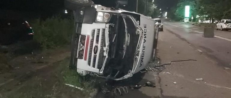 Троє людей в лікарні: в Ужгороді легковик на швидкості влетів у карету “швидкої”