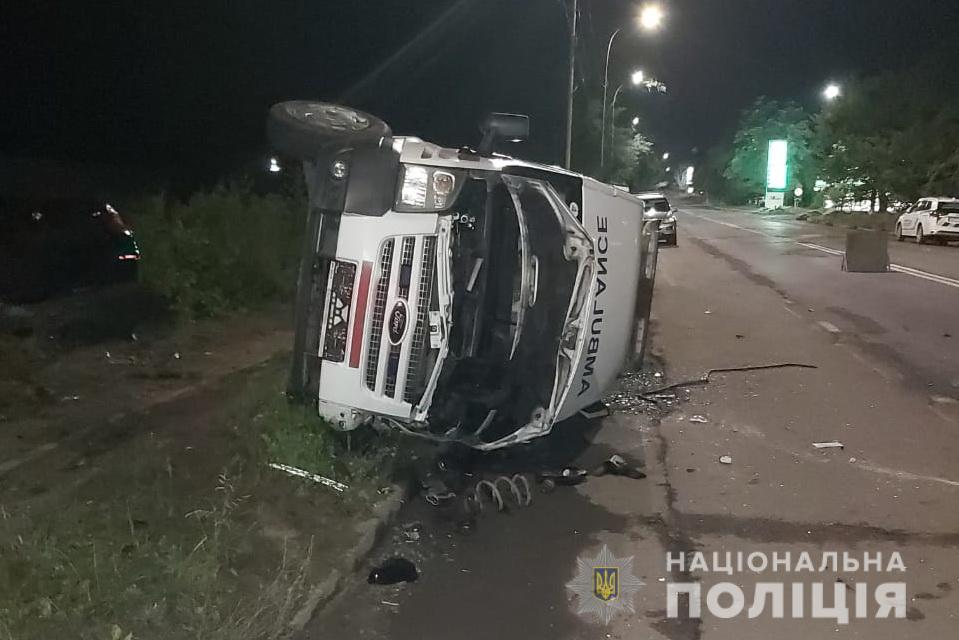 Троє людей в лікарні: в Ужгороді легковик на швидкості влетів у карету "швидкої"