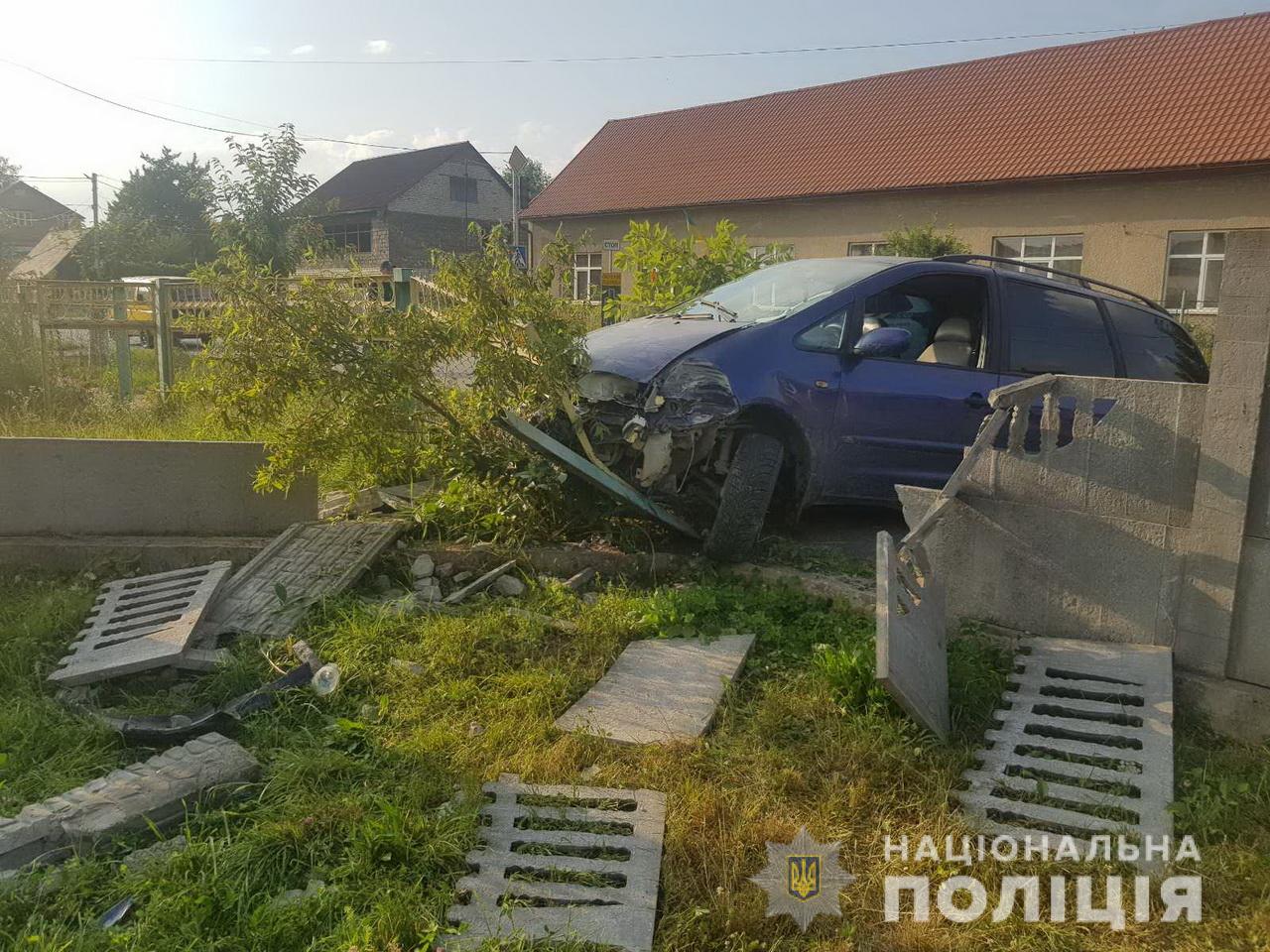На швидкості в кладовище та бетонну огорожу: на Закарпатті п`яні водії накоїли лиха