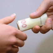 Пропуск без перевірки та поза чергою: на Закарпатті вкотре намагалися “підкупити” прикордонників