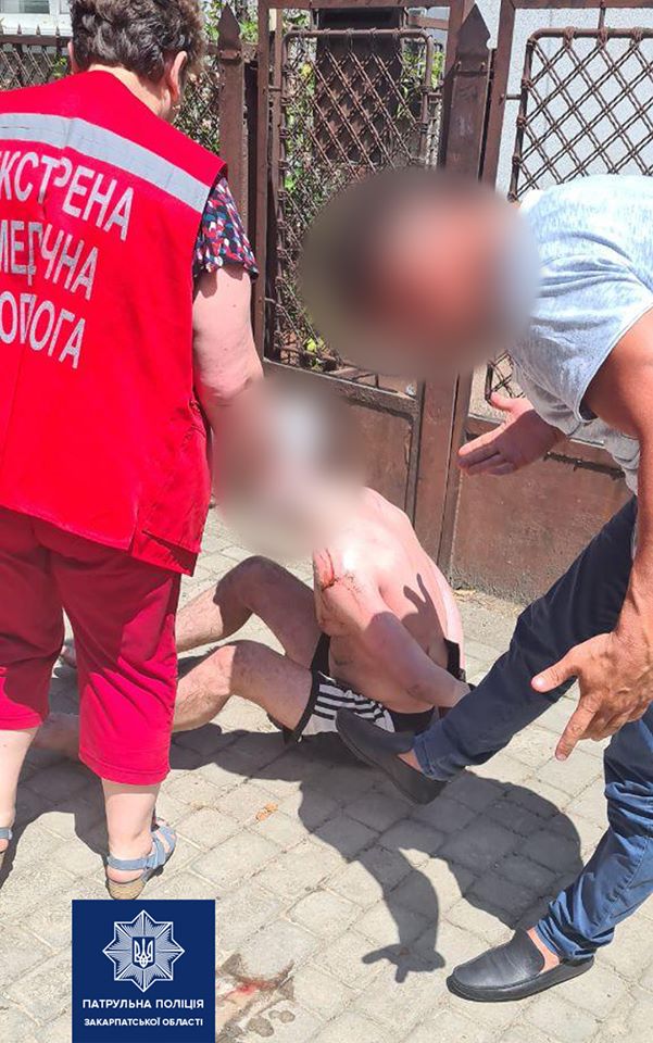 В Ужгороді чоловік ледь не покінчив із собою вистрибнувши з карети "швидкої"