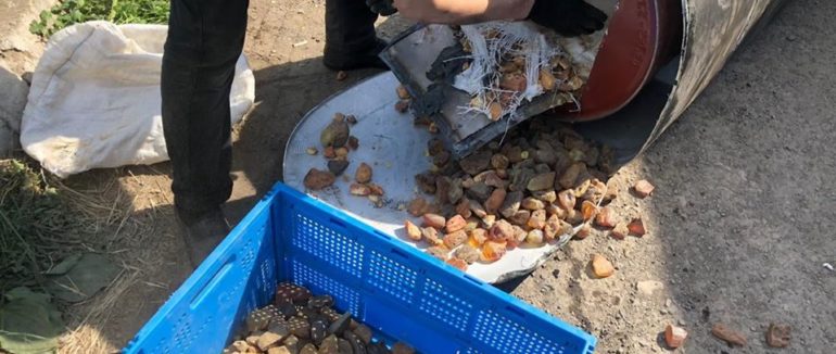 На кордоні з Румунією затримали закарпатця, який намагався незаконно вивезти 316 кілограм коштовного каменю