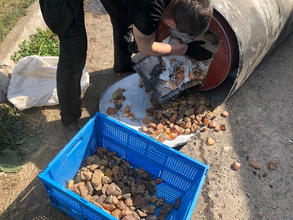 На кордоні з Румунією затримали закарпатця, який намагався незаконно вивезти 316 кілограм коштовного каменю