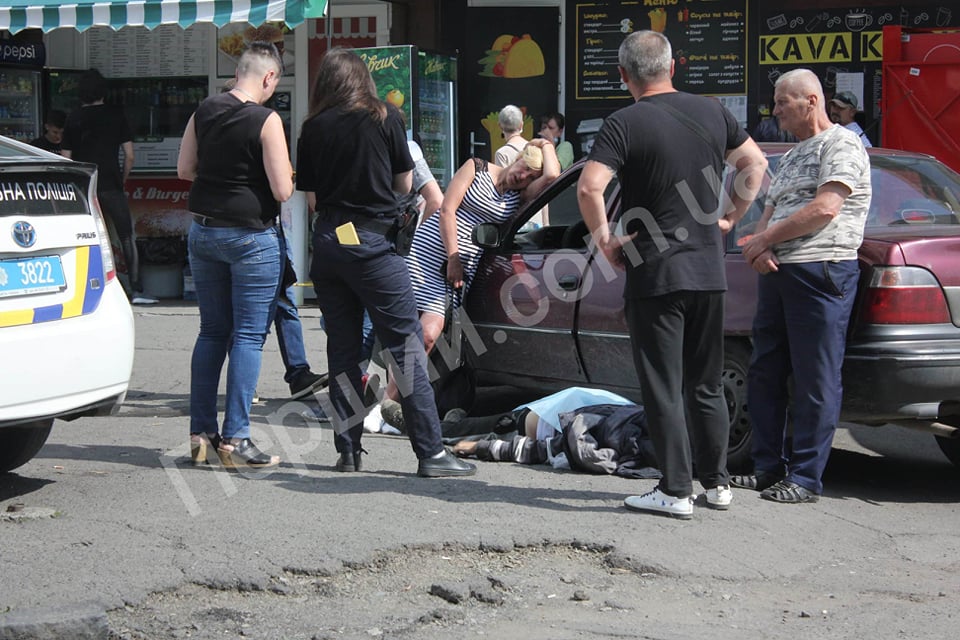 В Ужгороді таксист раптово помер за кермом авто