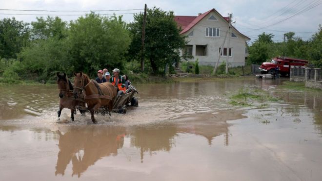 "Вийшли надвір, а попереду море": вражаюча історія порятунку в Карпатах