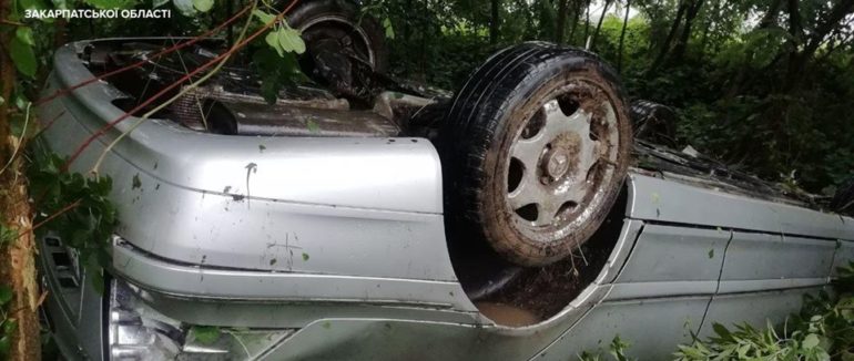 Ранкова ДТП поблизу Мукачева: поліція знайшла авто перекинутим у кюветі – фото