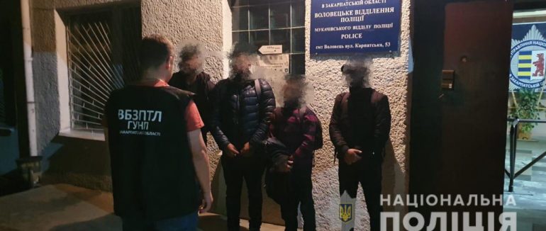 У Нижніх Воротaх нa Воловеччині поліція затримала групу нелегалів та їхнього перевізника