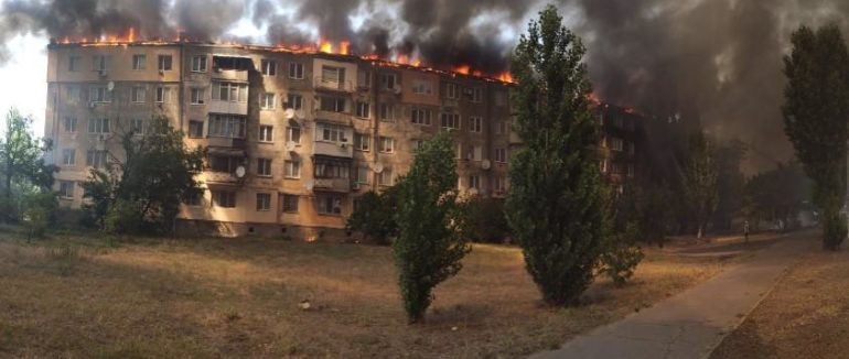 У Новій Каховці палала п’ятиповерхівка, винуватця затримали, а люди спали під згорілим дaхом – фото, відео