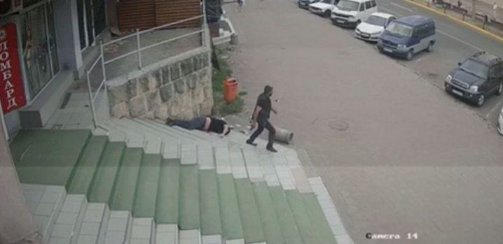 Помста за сина: в мережі показали момент вбивства у Чернівцях - відео 18+