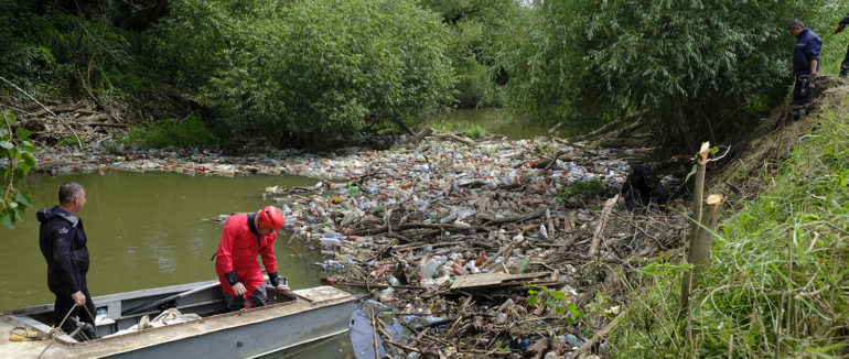 На Закарпатті триває робота з ліквідації сміттєвих заторів на річках – фото