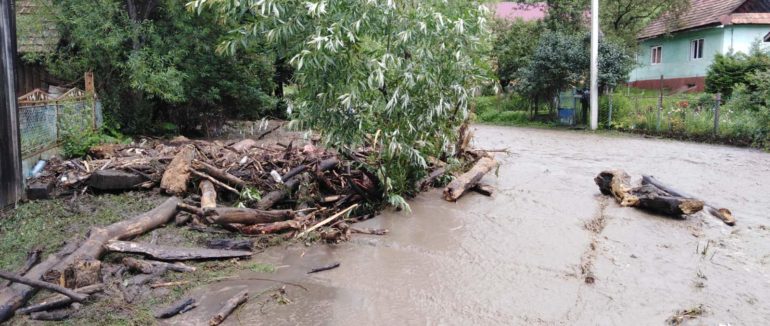 Негода не змусила себе довго чекати: деякі райони Закарпаття знову йдуть під воду