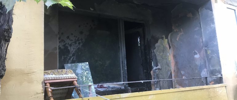 В Ужгороді, внаслідок пожежі у багатоповерхівці, швидка забрала батька та 3-річного сина