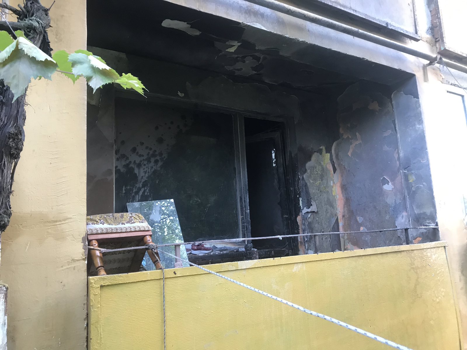 В Ужгороді, внаслідок пожежі у багатоповерхівці, швидка забрала батька та 3-річного сина