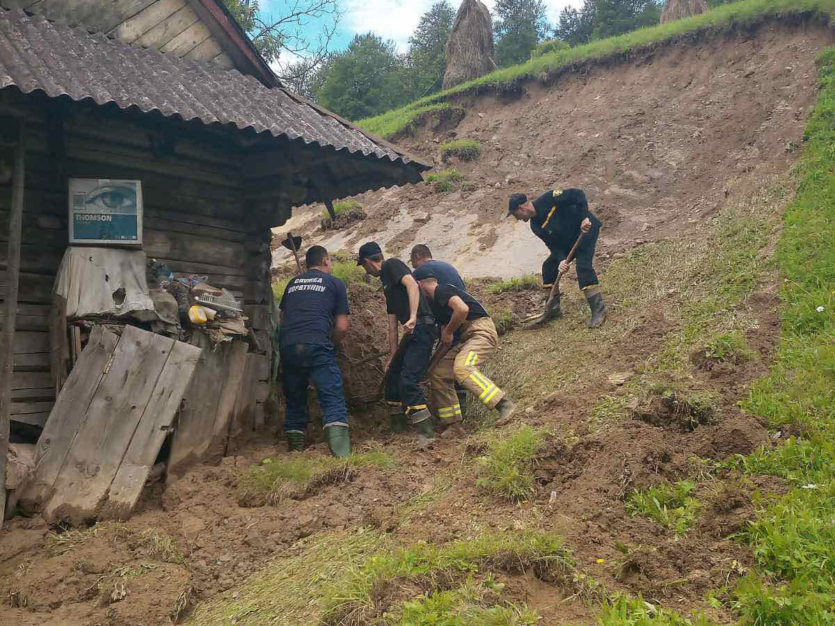 Наслідки негоди: на Закарпатті рятувальники відкопують хати з-під ґрунту