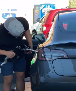 Курйоз дня: чоловік намагався заправити Tesla бензином - відео