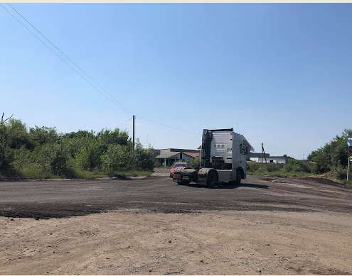 У Мукачеві аварійну дорогу самотужки відремонтували перевізники