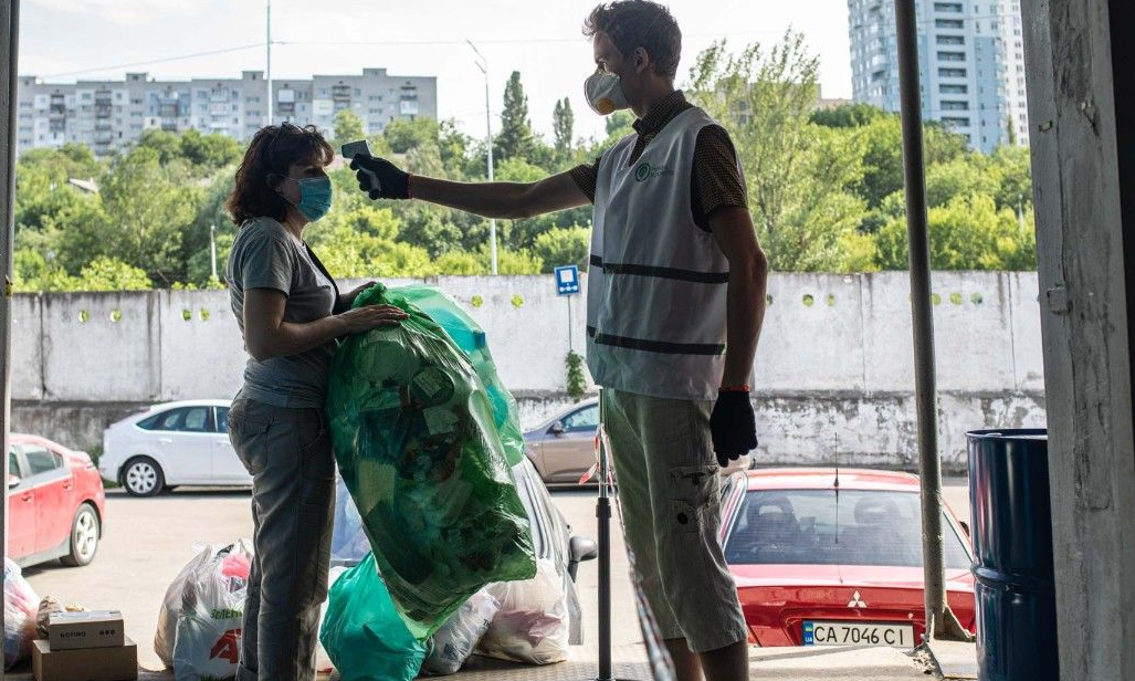 Їжа в пластику, звалища масок і рукавичок: екологічна ситуація в Україні після карантину