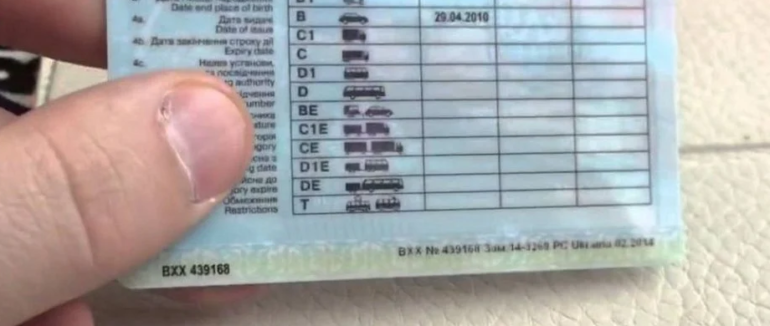 У злісних порушників правил дорожнього руху знову пропонують відбирати “права”