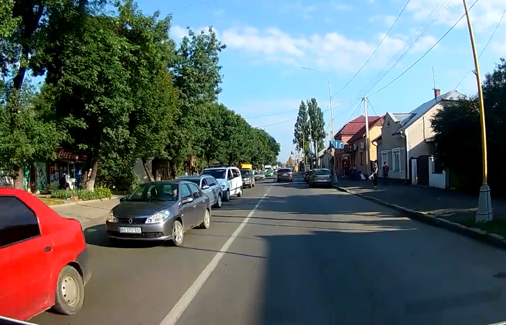 Чи пропускають ужгородські водії карету швидкої зі спецсигналами - відео