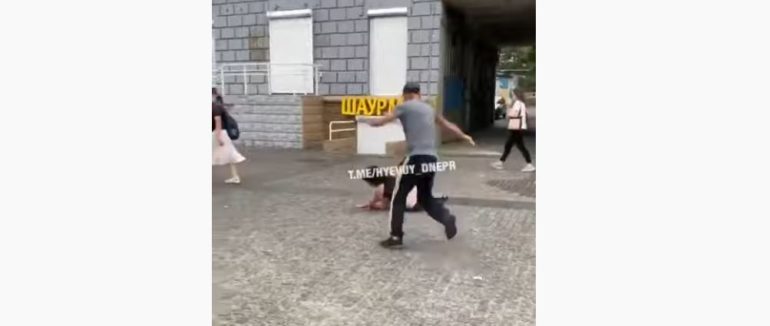 З ноги по обличчю: чоловік жорстоко розправився з жінкою в центрі міста – відео