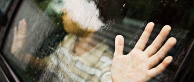 Тягнув в авто поки дитина кричала: у Тернополі невідомий намагався викрасти 7-річного хлопчика