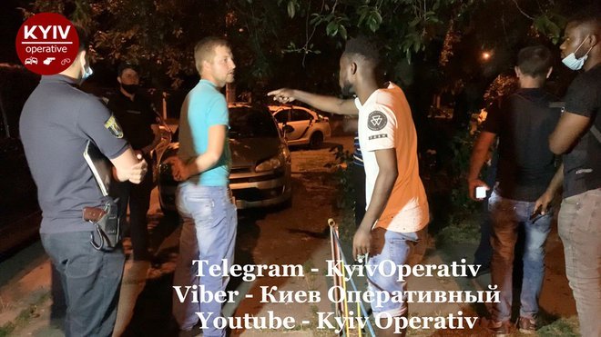 "С*ка, бл*дь, чорні": нетвереза компанія юнаків у Києві напала на африканських студентів- відео