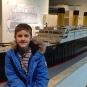 Хлопчик з аутизмом збудував найбільшу копію “Титаніка” з фігурок Lego: це змінило його життя