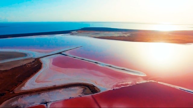 Диво природи: рожеві озера України - фото