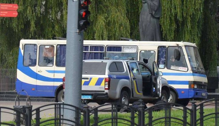 В Луцьку озброєний чоловік захопив автобус із людьми: ситуацію під особистий контроль взяв Зеленський - відео