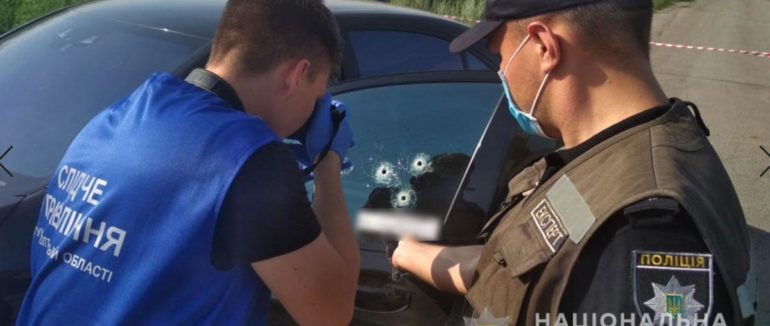 На трасі “Київ-Харків” розстріляли елітне авто: відомо хто і ким був вбитий водій – фото