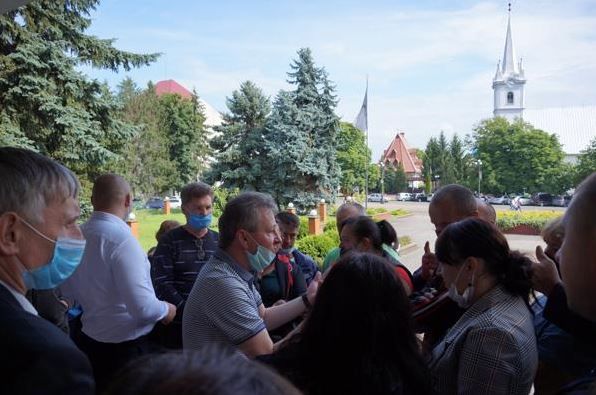 Вимагають відкриття ринків: під стінами Тячівської РДА зібралися мітингувальники