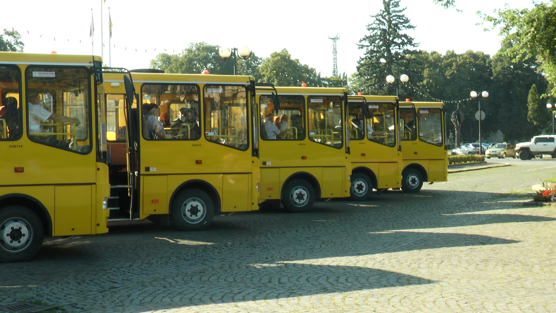 Закарпатські школи отримали 16 нових шкільних автобусів