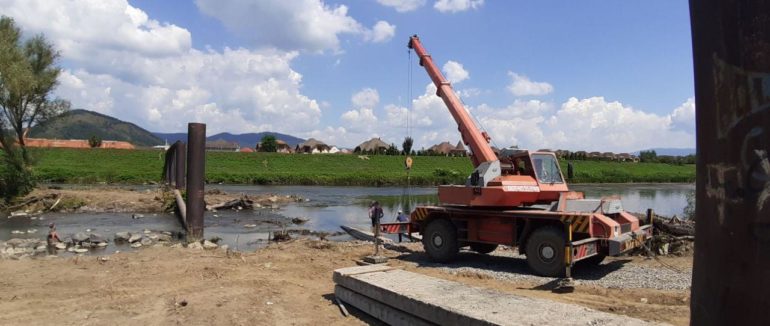 У Мукачеві почали будівництво першого у місті пішохідного мосту – фото