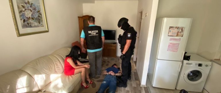 На Закарпатті поліція затримала трьох жителів Львівщини, які шантажували потерпілих розповсюдженням їхніх інтимних відео