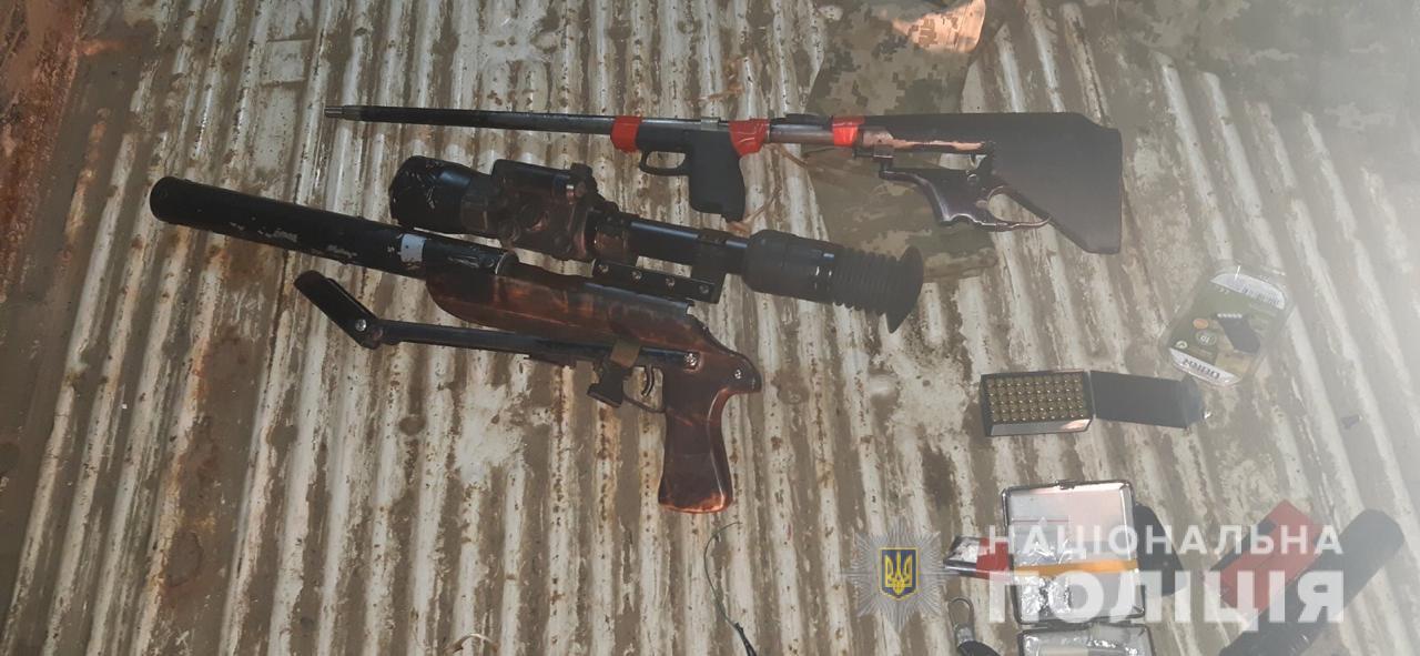 Нічне затримання на Берегівщині: озброєний злочинець виявився раніше судимим наркодилером