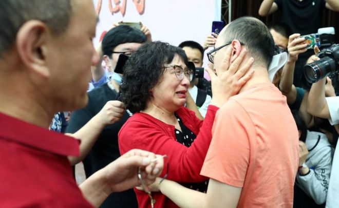 "Я чекала 32 роки, та врешті знайшла свого викраденого сина": вражаюча історія матері та сина - фото