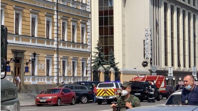 Бомба у рюкзаку: чоловік погрожує підірвати банк у центрі Києва - прямий ефір